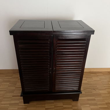 Credenza scura da bar e per servizio