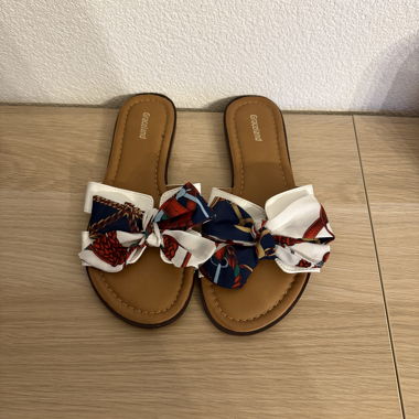 Flat shoes