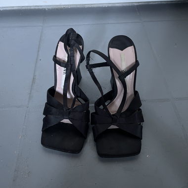 Schwarze Sandalen mit Absatz - Zara 37