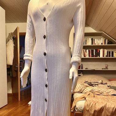 Langes, geknöpftes Kleid (gerippt)