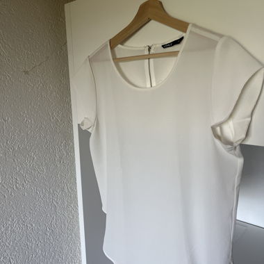 White short-sleeve T-shirt