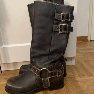 Stivali marroni Urban outfitters con fibbia