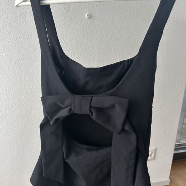 Top nero con fiocco