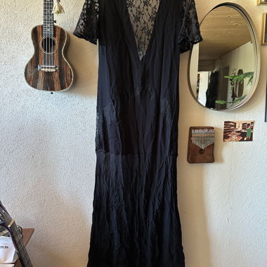 Abito in pizzo nero