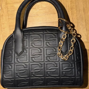 Kleine schwarze Handtasche mit goldener Kette