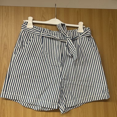 Shorts mit blauen und weissen Streifen