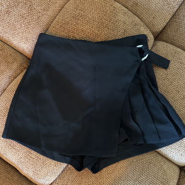 Pantaloncini neri con pieghe ZARA