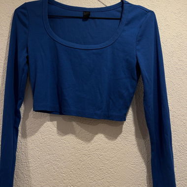 Crop top bleu à manches longues