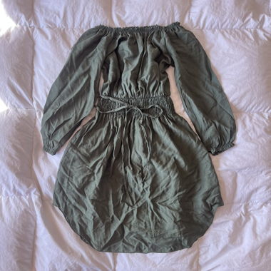 Kakifarbene Boho-Kleid mit freier Schulter