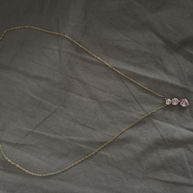 Collier en forme de cœur avec pierres roses