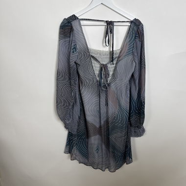 Gemusteres Kleid mit langen Ärmeln