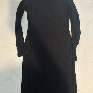 Robe noire à manches longues