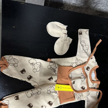 Babykleidung für Neugeborene oder Babyshower