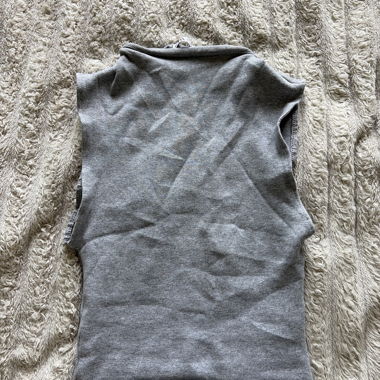 Top sans manches gris