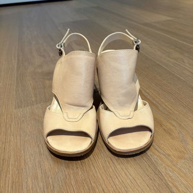 Beige Ledersandalen mit Blockabsatz