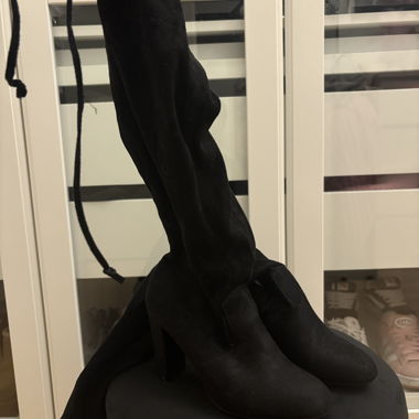 Schwarze Stiefel mit Blockabsatz
