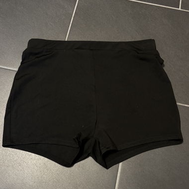 Schwarze kurze Sporthose