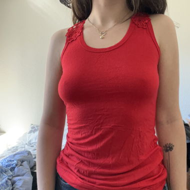 Rotes Spitzen-Top