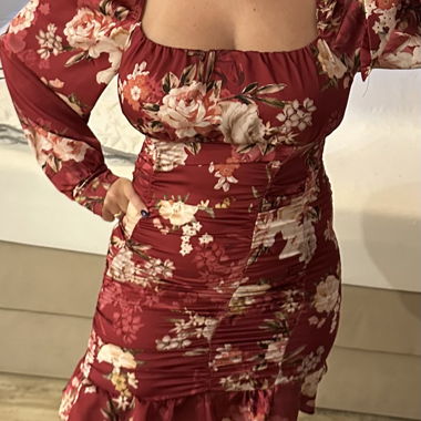 Kleid aus Seide mit Blumen 