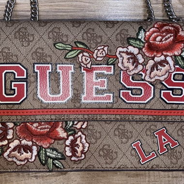 Borsa a tracolla Guess con motivo di rose ricamate