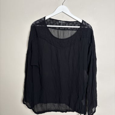 Blusa nera trasparente a maniche lunghe