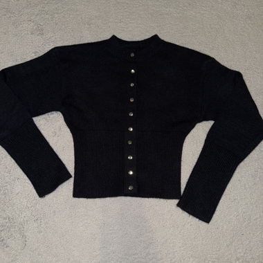 Maglione in maglia con bottoni a pressione argentati