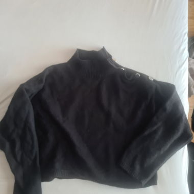 Maglione nero con bottoni