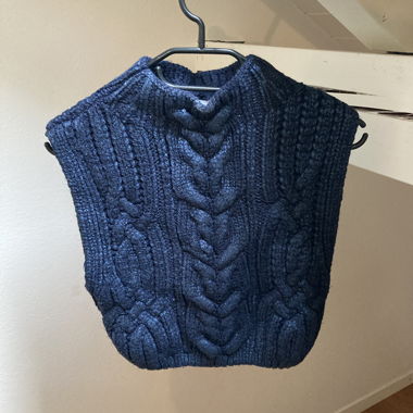 Blauer ärmelloser Pullover