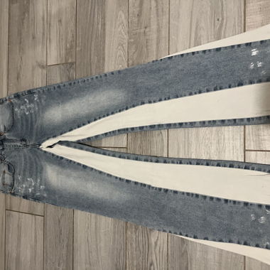 jean bleu délavé avec longues insertions blanches