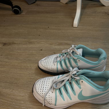 Professional tennis shoes Nike
