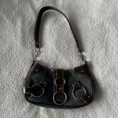 Borsetta a tracolla da donna con dettagli a forma di anello