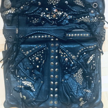 Borsa tracolla nera borchiata teschi