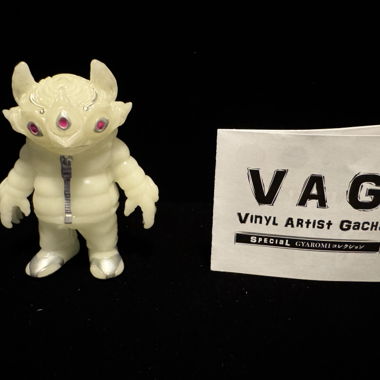 VAG Figura in vinile Gyaromi FLUO