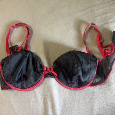 Reggiseno nero e rosso