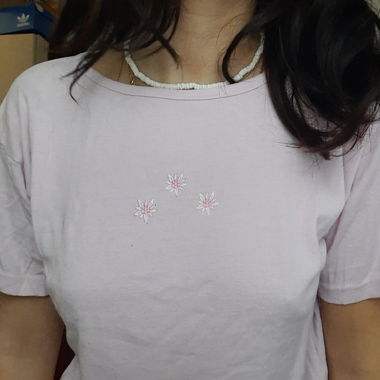 T-shirt rosa pallido con ricami floreali