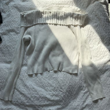 Top a costine con scollo sulle spalle