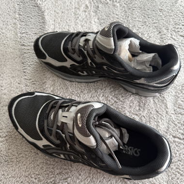 Asics Sneaker brandneu