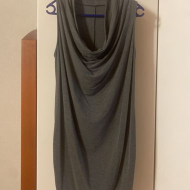 Top drapé sans manches gris