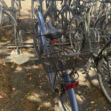 Vélo de ville bleu avec panier