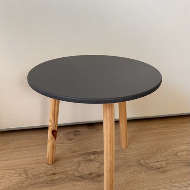 Beistelltisch in dunkelgrau und holz