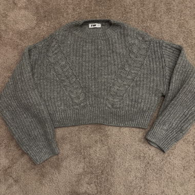 Grauer cropped Zopfmuster-Pullover