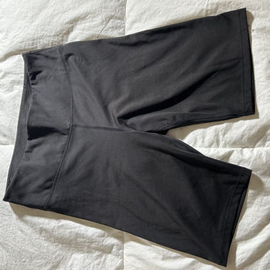 Schwarze, radhosenähnliche Shorts