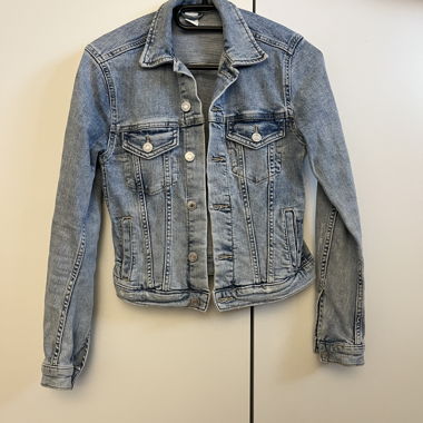 Light blue fitted denim jacket