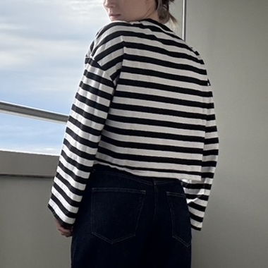 Schwarzer und weisser gestreifter Pullover