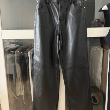 Pantaloni neri in ecopelle Bershka