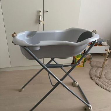 Vasca da bagno per neonati con piedistallo pieghevole