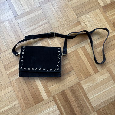 Sac bandoulière noir à clous