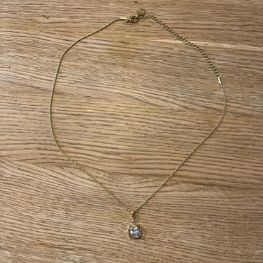Collier doré avec pendentif