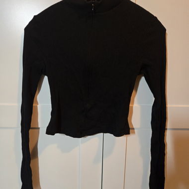 Top corto nero con maniche lunghe
