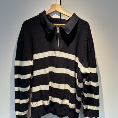 Maglione a righe blu navy e bianco in maglia
